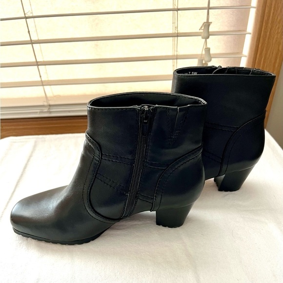 David Tate black leather ankle boots with zippers, beautiful condition look new - Picture 1 of 9